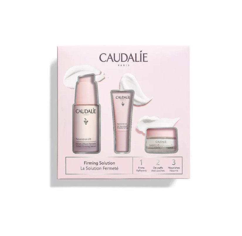 CAUDALIE Cofre Solución Firmeza Resveratrol-lift Tipo de piel : Todo tipo de pieles Necesita : Antiarrugas, firmeza Ingredientes clave : Ácido hialurónico, Resveratrol, Booster de Colágeno Vegano Use : Mañana y tarde, todos los días ¿Qué es? ¡Descubre nuestra nueva edición limitada! El Cofre Solución Firmeza corrige las arrugas y alisa el óvalo facial gracias a la asociación patentada de Resveratrol, ácido hialurónico y booster de colágeno vegano, presente en toda la línea Resveratrol-Lift. Este cofre contiene un Sérum Lifting Firmeza Resveratrol-Lift 30mL + 2 regalos: - Una Crema Tisana de Noche Resveratrol-Lift 15mL - Un Tratamiento Lifting Ojos Resveratrol-Lift 5mL Gracias a su asociación patentada de Resveratrol, ácido hialurónico y booster de colágeno vegano, el Sérum Lifting Firmeza corrige las arrugas y alisa el óvalo facial. Los rasgos se elevan, el rostro recupera su forma en V. La Crema Tisana de Noche Resveratrol-Lift regenera la piel para un rostro perfecto al despertar: los rasgos están descansados y alisados, la piel está firme, el cutis está radiante. Su formato de descubrimiento permite llevarlo a todas partes o probar una rutina más completa. El Tratamiento Lifting Ojos reduce las ojeras, las bolsas y alisa los párpados. Enriquecido con extracto de quinoa, su fórmula ayuda a luchar contra los signos de fatiga: la mirada parece más joven y descansada.