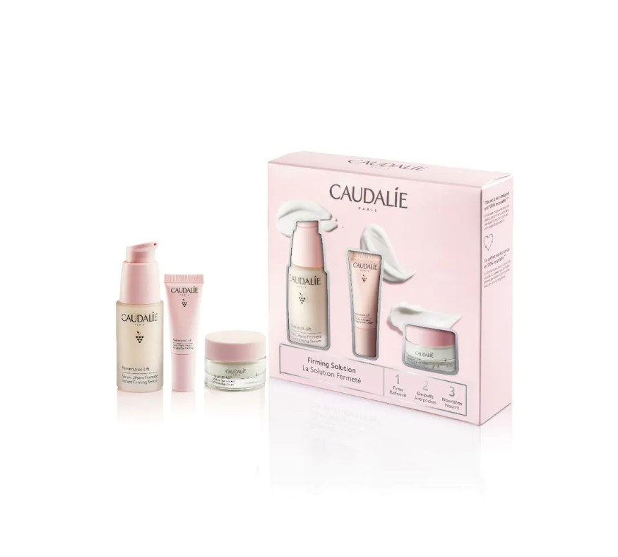 CAUDALIE Cofre Solución Firmeza Resveratrol-lift  Tipo de piel : Todo tipo de pieles Necesita : Antiarrugas, firmeza Ingredientes clave : Ácido hialurónico, Resveratrol, Booster de Colágeno Vegano Use : Mañana y tarde, todos los días ¿Qué es? ¡Descubre nuestra nueva edición limitada! El Cofre Solución Firmeza corrige las arrugas y alisa el óvalo facial gracias a la asociación patentada de Resveratrol, ácido hialurónico y booster de colágeno vegano, presente en toda la línea Resveratrol-Lift. Este cofre contiene un Sérum Lifting Firmeza Resveratrol-Lift 30mL + 2 regalos: - Una Crema Tisana de Noche Resveratrol-Lift 15mL - Un Tratamiento Lifting Ojos Resveratrol-Lift 5mL  Gracias a su asociación patentada de Resveratrol, ácido hialurónico y booster de colágeno vegano, el Sérum Lifting Firmeza corrige las arrugas y alisa el óvalo facial. Los rasgos se elevan, el rostro recupera su forma en V.  La Crema Tisana de Noche Resveratrol-Lift regenera la piel para un rostro perfecto al despertar: los rasgos están descansados y alisados, la piel está firme, el cutis está radiante. Su formato de descubrimiento permite llevarlo a todas partes o probar una rutina más completa.  El Tratamiento Lifting Ojos reduce las ojeras, las bolsas y alisa los párpados. Enriquecido con extracto de quinoa, su fórmula ayuda a luchar contra los signos de fatiga: la mirada parece más joven y descansada.