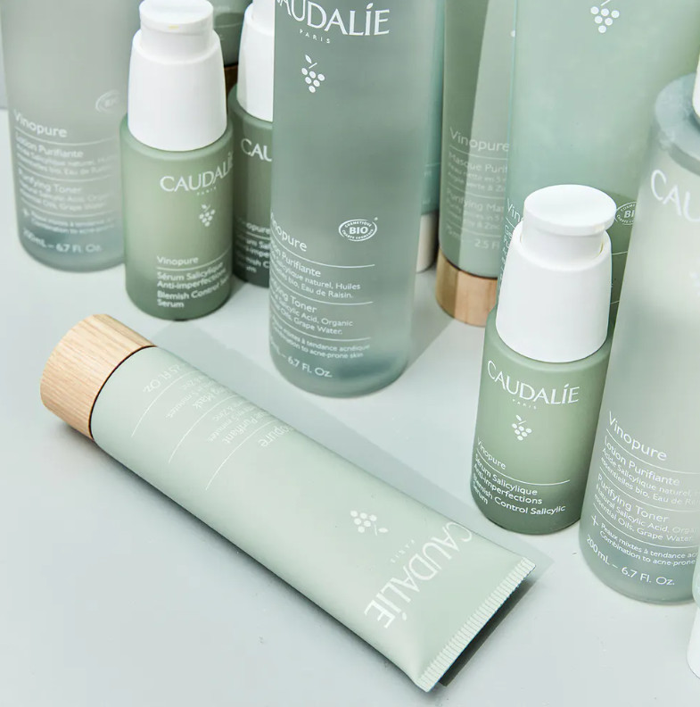 CAULADIE Mascarilla Purificante Vinopure  Tipo de piel : Pieles con tendencia acneica Necesita : Imperfecciones, poros dilatados, puntos negros, piel grasa Ingredientes clave : Arcilla verde, Zinc Textura : Mascarilla de arcilla Use : Una vez por semana, dejarla aplicada entre 5 y 10 minutos. Ideal para la zona T ¿Qué es? La Mascarilla Purificante Vinopure reduce las imperfecciones, los poros dilatados, los puntos negros y los brillos, y deja la piel matificada y nítida.