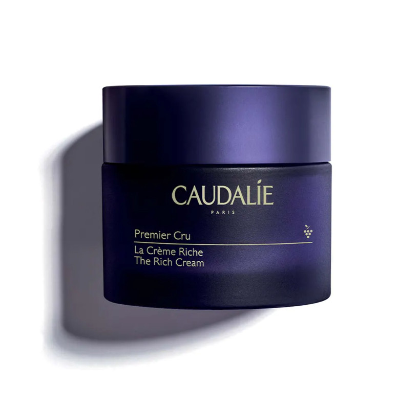 CAULADIE La Crema Riche Premier Cru Tipo de piel : Piel seca Necesita : Antiedad Global Ingredientes clave : Ácido hialurónico, Viniferina, TET8™ Patented Technology (Caudalie x Harvard Medical School) Textura : Crema rica Use : Por la manana y por la noche, despues del sérum ¿Qué es? Tratamiento antiedad excepcional, La Crema Riche Premier Cru se refuerza con la tecnología patentada TET8™ para corregir los 8 marcadores de la edad: Arrugas marcadas, líneas de expresión, firmeza, volumen, elasticidad, manchas, hidratación, luminosidad. Su textura rica, enriquecida con bioceramidas relipidantes, proporciona confort e hidratación a las pieles más secas y sensibles. Disponible en formato con recarga.