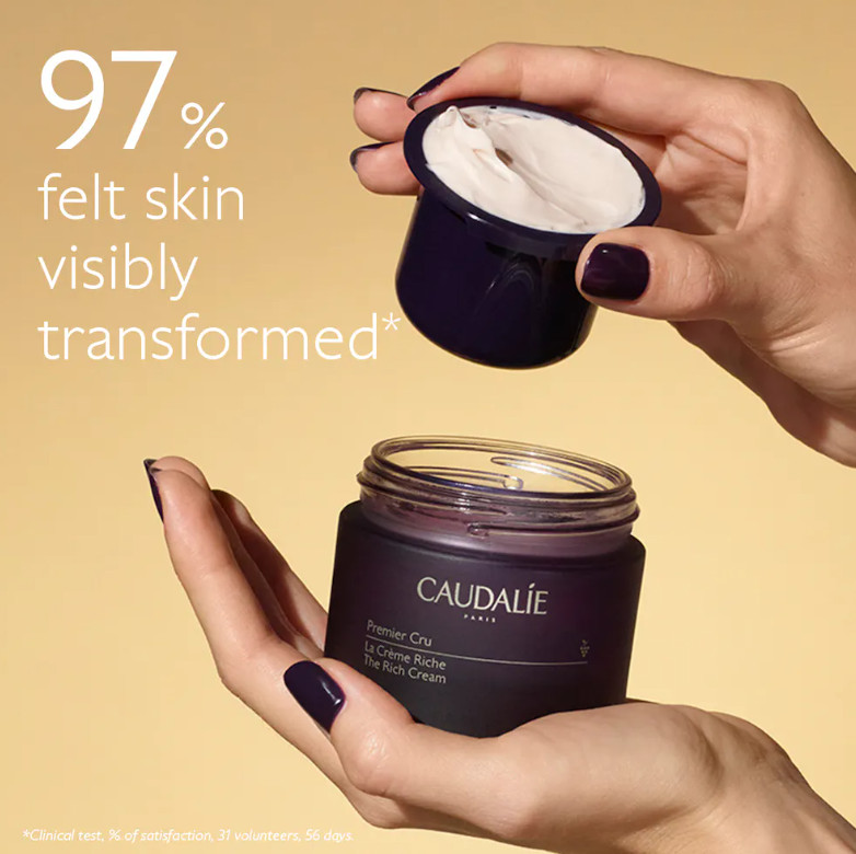CAULADIE La Crema Riche - recarga Premier Cru  Tipo de piel : Todo tipo de pieles Necesita : Antiedad Global Ingredientes clave : Bioceramidas, Viniferina, TET8™ Patented Technology (Caudalie x Harvard Medical School) Textura : Crema Use : Por la manana y por la noche, despues del sérum ¿Qué es? Las recargas Premier Cru solo son compatibles con las nuevas cremas Premier Cru. Las recargas no se pueden volver a cerrar y son de un solo uso: están diseñadas para ser utilizadas únicamente con el envase recargable.  Caudalie se compromete a aliar belleza con eco-responsabilidad. Las cápsulas permiten recargar el tarro de La Crema Riche Premier Cru muy fácilmente.  Tratamiento antiedad excepcional, La Crema Riche Premier Cru se refuerza con la tecnología patentada TET8™ para corregir los 8 marcadores de la edad: Arrugas marcadas, líneas de expresión, firmeza, volumen, elasticidad, manchas, hidratación, luminosidad. Su textura rica, enriquecida con bioceramidas relipidantes, proporciona confort e hidratación a las pieles más secas y sensibles.