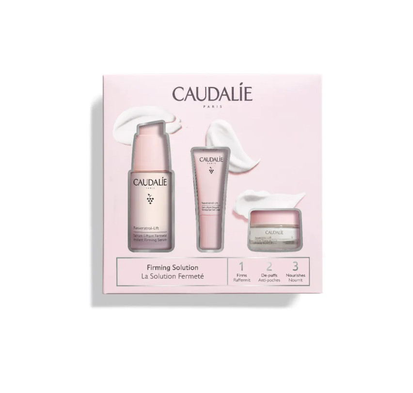 CAULADIE Cofre Solución Firmeza Resveratrol-lift Tipo de piel : Todo tipo de pieles Necesita : Antiarrugas, firmeza Ingredientes clave : Ácido hialurónico, Resveratrol, Booster de Colágeno Vegano Use : Mañana y tarde, todos los días ¿Qué es? ¡Descubre nuestra nueva edición limitada! El Cofre Solución Firmeza corrige las arrugas y alisa el óvalo facial gracias a la asociación patentada de Resveratrol, ácido hialurónico y booster de colágeno vegano, presente en toda la línea Resveratrol-Lift. Este cofre contiene un Sérum Lifting Firmeza Resveratrol-Lift 30mL + 2 regalos: - Una Crema Tisana de Noche Resveratrol-Lift 15mL - Un Tratamiento Lifting Ojos Resveratrol-Lift 5mL Gracias a su asociación patentada de Resveratrol, ácido hialurónico y booster de colágeno vegano, el Sérum Lifting Firmeza corrige las arrugas y alisa el óvalo facial. Los rasgos se elevan, el rostro recupera su forma en V. La Crema Tisana de Noche Resveratrol-Lift regenera la piel para un rostro perfecto al despertar: los rasgos están descansados y alisados, la piel está firme, el cutis está radiante. Su formato de descubrimiento permite llevarlo a todas partes o probar una rutina más completa. El Tratamiento Lifting Ojos reduce las ojeras, las bolsas y alisa los párpados. Enriquecido con extracto de quinoa, su fórmula ayuda a luchar contra los signos de fatiga: la mirada parece más joven y descansada.
