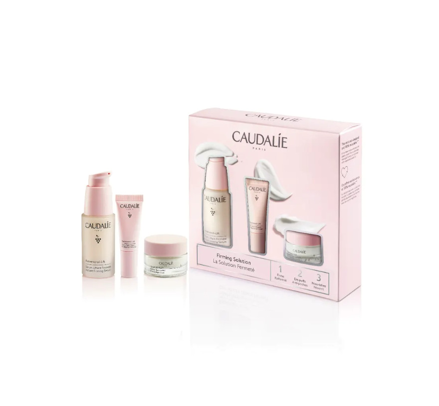 CAULADIE Cofre Solución Firmeza Resveratrol-lift  Tipo de piel : Todo tipo de pieles Necesita : Antiarrugas, firmeza Ingredientes clave : Ácido hialurónico, Resveratrol, Booster de Colágeno Vegano Use : Mañana y tarde, todos los días ¿Qué es? ¡Descubre nuestra nueva edición limitada! El Cofre Solución Firmeza corrige las arrugas y alisa el óvalo facial gracias a la asociación patentada de Resveratrol, ácido hialurónico y booster de colágeno vegano, presente en toda la línea Resveratrol-Lift. Este cofre contiene un Sérum Lifting Firmeza Resveratrol-Lift 30mL + 2 regalos: - Una Crema Tisana de Noche Resveratrol-Lift 15mL - Un Tratamiento Lifting Ojos Resveratrol-Lift 5mL  Gracias a su asociación patentada de Resveratrol, ácido hialurónico y booster de colágeno vegano, el Sérum Lifting Firmeza corrige las arrugas y alisa el óvalo facial. Los rasgos se elevan, el rostro recupera su forma en V.  La Crema Tisana de Noche Resveratrol-Lift regenera la piel para un rostro perfecto al despertar: los rasgos están descansados y alisados, la piel está firme, el cutis está radiante. Su formato de descubrimiento permite llevarlo a todas partes o probar una rutina más completa.  El Tratamiento Lifting Ojos reduce las ojeras, las bolsas y alisa los párpados. Enriquecido con extracto de quinoa, su fórmula ayuda a luchar contra los signos de fatiga: la mirada parece más joven y descansada.