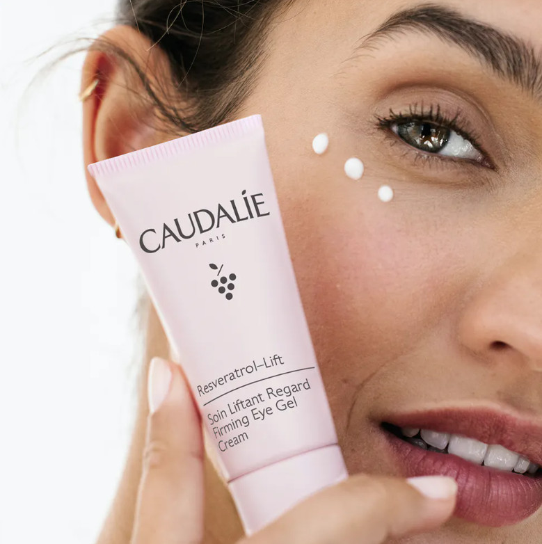 CAULADIE Tratamiento Lifting Ojos Resveratrol-lift  Tipo de piel : Ojos Necesita : Tensor Ingredientes clave : Ácido hialurónico, Resveratrol, Booster de Colágeno Vegano Textura : Gel-crema Use : Día y noche ¿Qué es? Gracias a su asociación patentada de Resveratrol, ácido hialurónico y booster de colágeno vegano, el Tratamiento Lifting Ojos reduce las ojeras, las bolsas y alisa los párpados. Enriquecido con extracto de quinoa, su fórmula ayuda a luchar contra los signos de fatiga: la mirada parece más joven y descansada.