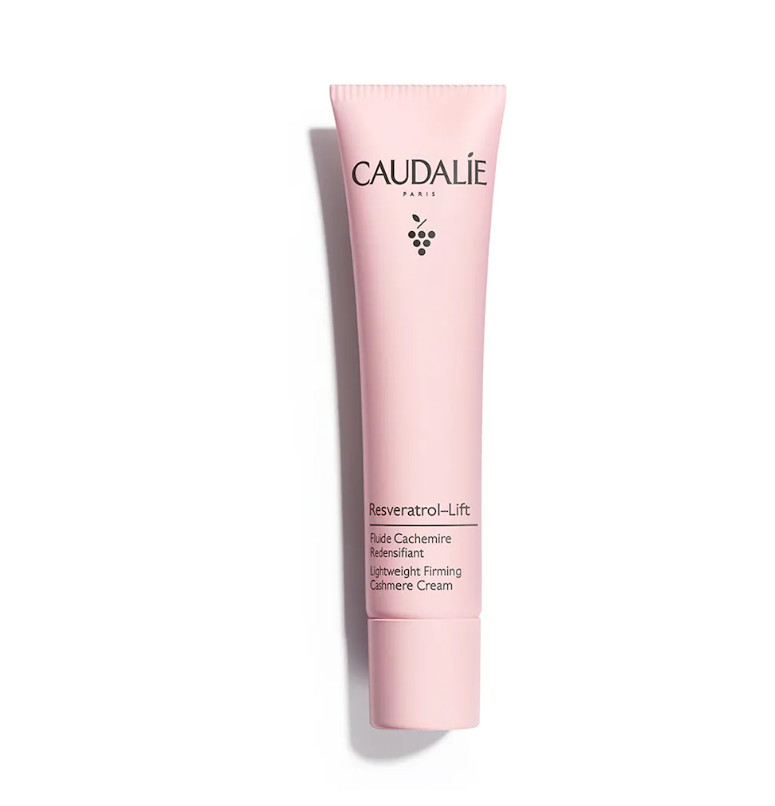 CAULADIE Fluido Cachemir Redensificante Resveratrol-lift Tipo de piel : Todo tipo de pieles Necesita : Antiarrugas, firmeza Ingredientes clave : Escualeno de oliva, Péptidos, Resveratrol, Mezcla de nácares, Booster de Colágeno Vegano, Ácido hialurónico Textura : Fluido Use : Por la mañana, después del suero ¿Qué es? Gracias a su asociación patentada de Resveratrol, ácido hialurónico y booster de colágeno vegano, el Fluido Cachemir Redensificante hidrata la piel, corrige las arrugas y proporciona un efecto buena cara instantáneo gracias a su fórmula rica en nácares de origen natural.