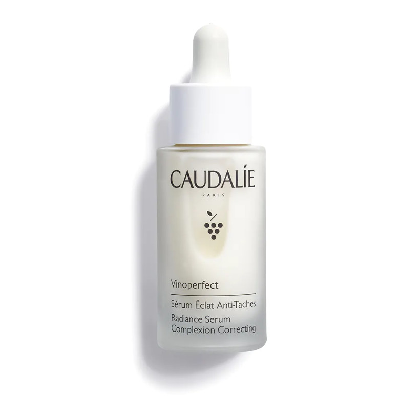 CAULADIE Sérum Resplandor Antimanchas Vinoperfect Tipo de piel : Todo tipo de pieles Necesita : Antimanchas Ingredientes clave : Escualeno de oliva, Viniferina Textura : Sérum Use : Mañana y noche, antes de tu crema ¿Qué es? A la vez eficaz y muy respetuoso con la piel, el Sérum Resplandor Antimanchas corrige las manchas, previene su aparición y proporciona luminosidad al cutis. Actúa sobre todo tipo de manchas (solares, acné, melasma, edad) y es adecuado para todo tipo de pieles, incluso las más sensibles.