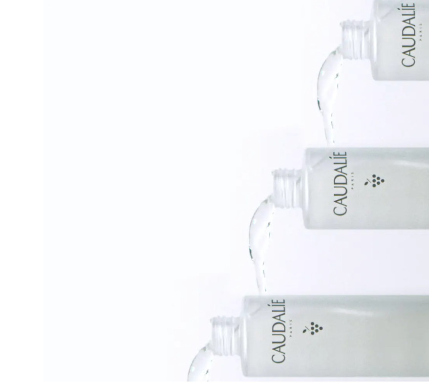 CAULADIE Esencia Glicólica Luminosidad Vinoperfect  Tipo de piel : Todo tipo de pieles Necesita : Resplandor Ingredientes clave : Ácido Glicólico, Peonía blanca, Agua de uva bio Textura : Esencia Use : Día y noche ¿Qué es? La Esencia Glicólica Luminosidad es la primera etapa del ritual antimanchas Vinoperfect y está pensada para todas las mujeres que desean prevenir o atenuar sus manchas oscuras. En un solo gesto, elimina las células muertas responsables del cutis apagado y reaviva el resplandor natural de la piel.
