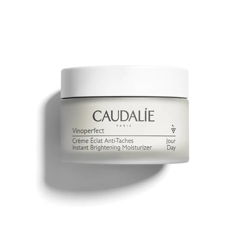 CAULADIE Crema Resplandor Antimanchas Vinoperfect Tipo de piel : Todo tipo de pieles Necesita : Antimanchas Ingredientes clave : Viniferina, Nacinamidas Textura : Gel-crema Use : Por la manana y por la noche, despues del sérum ¿Qué es? Inspirada en el Sérum Vinoperfect, el antimanchas N°1 en Francia*, la Crema Resplandor Antimanchas Vinoperfect está pensada para todas las mujeres que desean prevenir o atenuar sus manchas pigmentarias, cualquiera que sea su causa: sol, acné, edad, embarazo. *IQVIA - PharmaOne - mercado de los productos despigmentantes (clase 82B4) en farmacias y parafarmacias en España - TAM octubre 2020 - en valor.