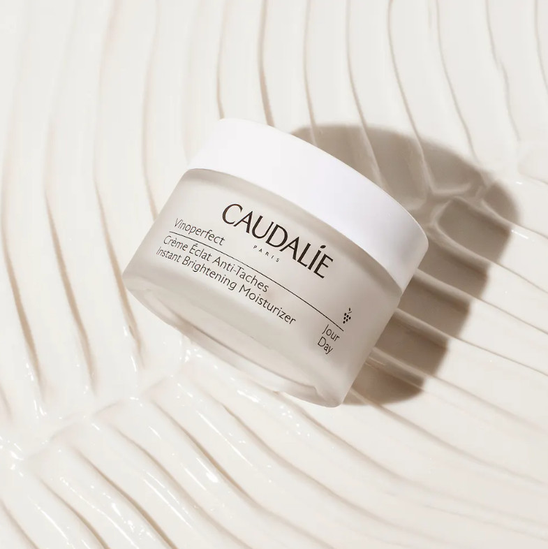 CAULADIE Crema Resplandor Antimanchas Vinoperfect  Tipo de piel : Todo tipo de pieles Necesita : Antimanchas Ingredientes clave : Viniferina, Nacinamidas Textura : Gel-crema Use : Por la manana y por la noche, despues del sérum ¿Qué es? Inspirada en el Sérum Vinoperfect, el antimanchas N°1 en Francia*, la Crema Resplandor Antimanchas Vinoperfect está pensada para todas las mujeres que desean prevenir o atenuar sus manchas pigmentarias, cualquiera que sea su causa: sol, acné, edad, embarazo. *IQVIA - PharmaOne - mercado de los productos despigmentantes (clase 82B4) en farmacias y parafarmacias en España - TAM octubre 2020 - en valor.
