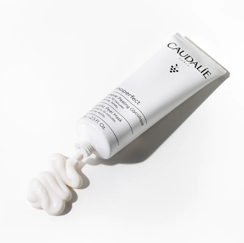 CAULADIE Mascarilla Peeling Glicólico Vinoperfect  Tipo de piel : Todo tipo de pieles Necesita : Resplandor, Antimanchas Ingredientes clave : Viniferina, Ácido Glicólico, AHAs Textura : Mascarilla Use : dos veces a la semana ¿Qué es? La Mascarilla Peeling Glicólico Vinoperfect está pensada para todas las mujeres que desean lucir una piel radiante. En un solo gesto, elimina las células muertas, afina la textura de la piel y unifica el cutis para proporcionar un resplandor intenso en tan solo 10 minutos. No es adecuada para las pieles sensibles.