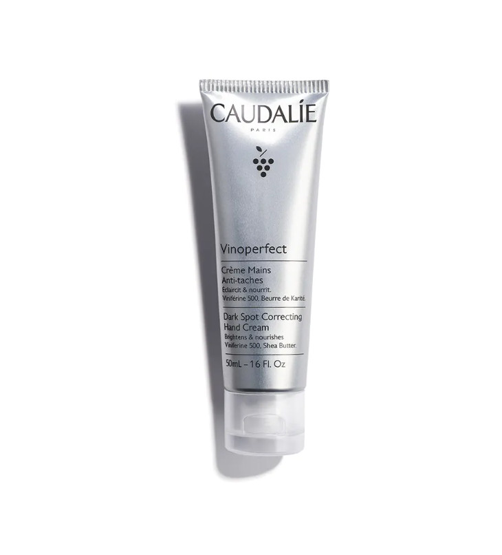 CAULADIE Crema Antimanchas para Manos Vinoperfect Tipo de piel : Manos Necesita : Antimanchas Ingredientes clave : Peonía blanca, Aceite de aguacate, Viniferina Textura : Crema Use : Día y noche ¿Qué es? Creada específicamente para las manos, la Crema Antimanchas para Manos Vinoperfect difumina visiblemente las manchas oscuras, previene su aparición y nutre las manos sin dejar un acabado graso. Su textura de crema a la vez fina y untuosa envuelve la piel en una sensación de confort total.