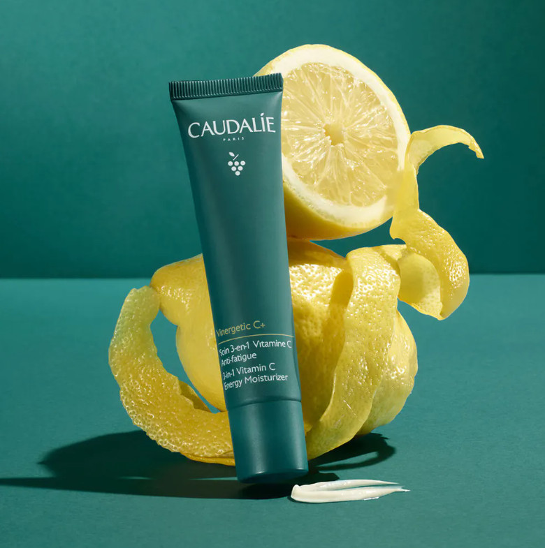 CAULADIE Tratamiento 3-en-1 Vitamina C Antifatiga Vinergetic C+  Tipo de piel : Todo tipo de pieles Necesita : Antifatiga Ingredientes clave : Ácido hialurónico, Polifenoles, Vitamina C+ Textura : Crema fluida Use : Día y noche ¿Qué es? El tratamiento 3-en-1 Vinergetic C+ ilumina e hidrata la piel y además la protege contra la contaminación.