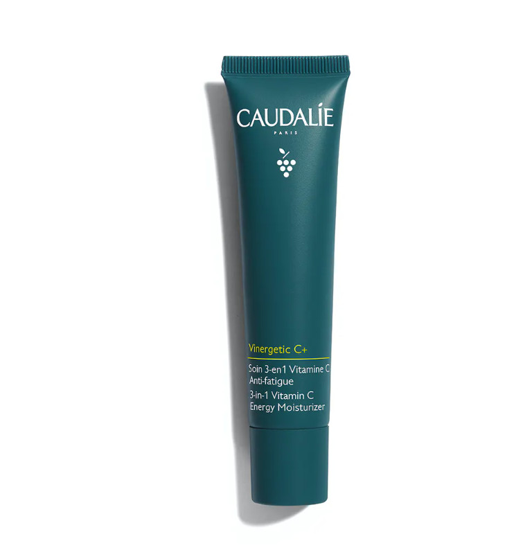 CAULADIE Tratamiento 3-en-1 Vitamina C Antifatiga Vinergetic C+ Tipo de piel : Todo tipo de pieles Necesita : Antifatiga Ingredientes clave : Ácido hialurónico, Polifenoles, Vitamina C+ Textura : Crema fluida Use : Día y noche ¿Qué es? El tratamiento 3-en-1 Vinergetic C+ ilumina e hidrata la piel y además la protege contra la contaminación.