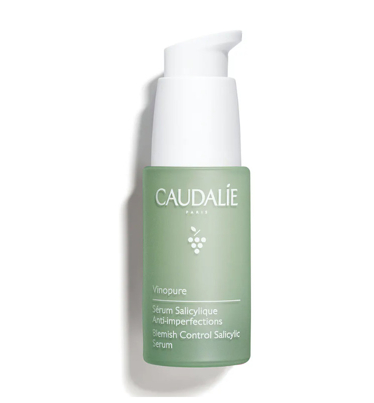 CAULADIE Sérum Salicílico Anti-imperfecciones Vinopure Tipo de piel : Piel mixta Necesita : Imperfecciones, poros dilatados, puntos negros, piel grasa Ingredientes clave : Ácido Salicílico Natural, Polifenoles, Nacinamidas Textura : Sérum gel fluide Use : Día y noche ¿Qué es? El Sérum Salicílico Anti-Imperfecciones Vinopure reduce las imperfecciones, desincrusta y minimiza los poros. Afina la textura de la piel. Mejora visiblemente la calidad de la pieles con tendencia acneica y devuelve una luminosidad sana, sin brillos.