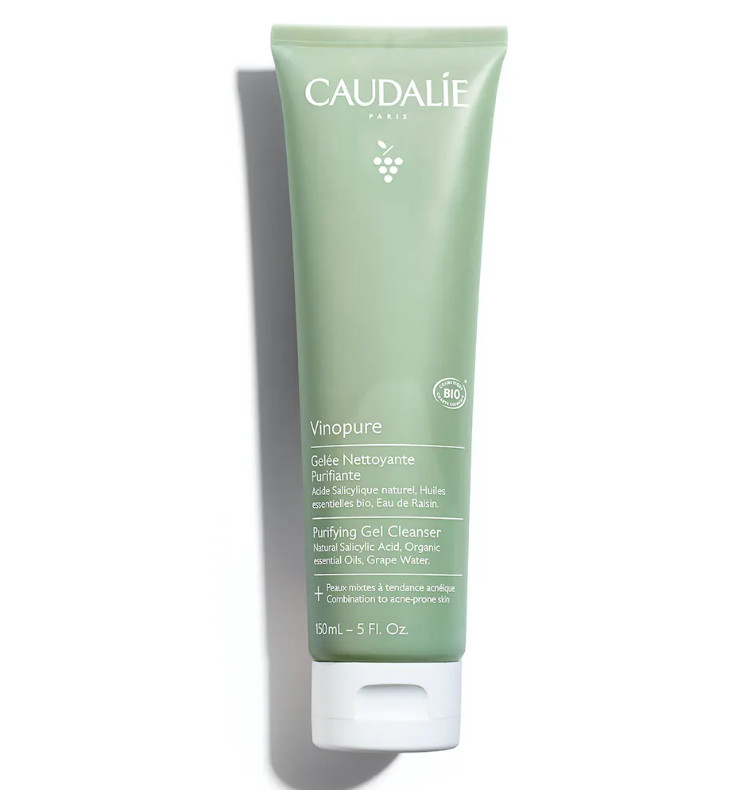 CAULADIE Gelatina Limpiadora Purificante Vinopure Tipo de piel : Pieles con tendencia acneica Necesita : Imperfecciones, poros dilatados, puntos negros, piel grasa Ingredientes clave : Ácido Salicílico Natural, Agua de uva bio, 6 aceites esenciales purificantes Textura : Gelatina Use : Mañana y tarde, todos los días ¿Qué es? La Gelatina Vinopure es la primera etapa esencial de tu ritual anti-imperfecciones. Limpia, minimiza los poros y disminuye el exceso de sebo sin resecar la piel. La piel queda limpia, fresca y luminosa.