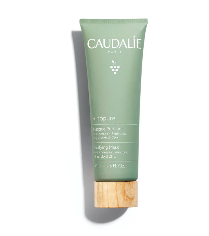 CAULADIE Mascarilla Purificante Vinopure Tipo de piel : Pieles con tendencia acneica Necesita : Imperfecciones, poros dilatados, puntos negros, piel grasa Ingredientes clave : Arcilla verde, Zinc Textura : Mascarilla de arcilla Use : Una vez por semana, dejarla aplicada entre 5 y 10 minutos. Ideal para la zona T ¿Qué es? La Mascarilla Purificante Vinopure reduce las imperfecciones, los poros dilatados, los puntos negros y los brillos, y deja la piel matificada y nítida.