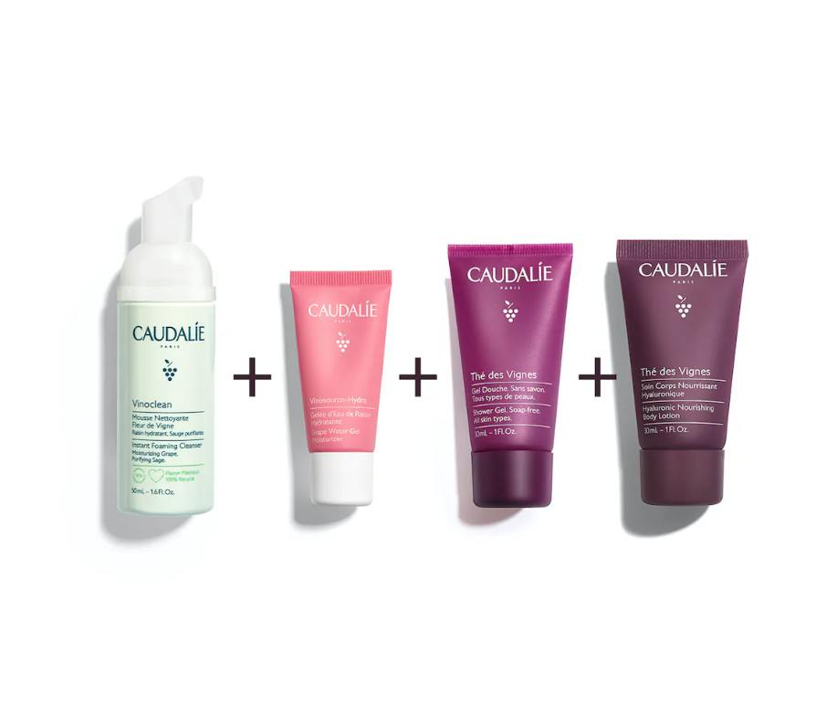 CAULADIE Neceser Los Esenciales de Caudalie  Tipo de piel : Todo tipo de pieles Necesita : Hidratación & Pieles sensibles Ingredientes clave : Ácido hialurónico, Uvas , Almizcle blanco Use : Mañana y tarde, todos los días ¿Qué es?  Descubre nuestro neceser de verano: ¡Los Esenciales de Caudalie! Esta nueva edición limitada contiene 4 productos imprescindibles en formato de viaje en un bonito neceser que te hará ver la vida en rosa...  ¡Descubre nuestros tratamientos de culto para rostro y cuerpo! Regala a tu piel una limpieza suave y una hidratación intensa. El Neceser Los Esenciales de Caudalie contiene: una Espuma Limpiadora Fleur de Vigne Vinoclean 50 mL, un Gelcream de Agua de Uva Vinosource-Hydra 15 mL, un Gel de Ducha Thé des Vignes 30 mL y un Tratamiento Corporal Nutritivo Hialurónico Thé des Vignes 30 mL.
