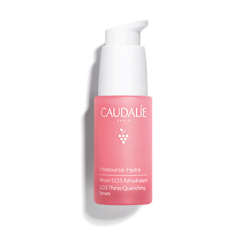 CAULADIE Sérum Hialurónico S.O.S Vinosource-Hydra Tipo de piel : Todo tipo de pieles Necesita : Hidratación & Pieles sensibles Ingredientes clave : Ácido hialurónico, Agua de uva bio, Polifenoles Textura : Sérum fluido Use : Mañana y noche, antes de tu crema ¿Qué es? El Sérum Hialurónico S.O.S Vinosource–Hydra capta el agua intensamente y la difunde de manera continua durante todo el día. Restablece el equilibrio hídrico de la epidermis para que la piel esté repleta de agua y calmada, flexible y suave.