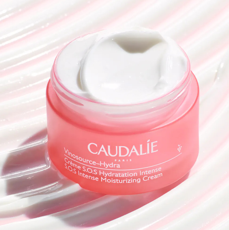 CAULADIE Crema S.O.S Hidratación Intensa Vinosource-Hydra  Tipo de piel : Piel normal Necesita : Hidratación & Pieles sensibles Ingredientes clave : Aceite de borraja, Agua de uva bio, Polifenoles Textura : Crema rica Use : Por la manana y por la noche, despues del sérum ¿Qué es? La Crema S.O.S Hidratación Intensa Vinosource-Hydra viene al rescate de las pieles secas más sensibles. Hidrata intensamente, atenúa las rojeces y la sensación de tirantez y repara los daños causados por las agresiones externas. La piel está más flexible y se mantiene confortable durante todo el día.