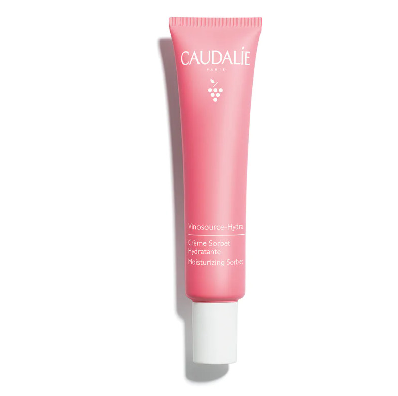 CAULADIE Crema Sorbete Hidratante Vinosource-Hydra Tipo de piel : Piel sensible Necesita : Hidratación & Pieles sensibles Ingredientes clave : Camomila, Agua de uva bio, Polifenoles Textura : Gel-crema Use : Por la manana y por la noche, despues del sérum ¿Qué es? La Crema Sorbete Vinosource-Hydra hidrata, calma y refuerza las defensas naturales de las pieles frágiles. Desde su aplicación, la sensibilidad cutánea y las rojeces disminuyen. Su textura «quick break», fresca como un sorbete y ultraligera, se funde instantáneamente en la piel.