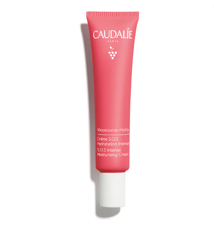 CAULADIE Crema S.O.S Hidratación Intensa Vinosource-Hydra Tipo de piel : Piel normal Necesita : Hidratación & Pieles sensibles Ingredientes clave : Aceite de borraja, Agua de uva bio, Polifenoles Textura : Crema rica Use : Por la manana y por la noche, despues del sérum ¿Qué es? La Crema S.O.S Hidratación Intensa Vinosource-Hydra viene al rescate de las pieles secas más sensibles. Hidrata intensamente, atenúa las rojeces y la sensación de tirantez y repara los daños causados por las agresiones externas. La piel está más flexible y se mantiene confortable durante todo el día.