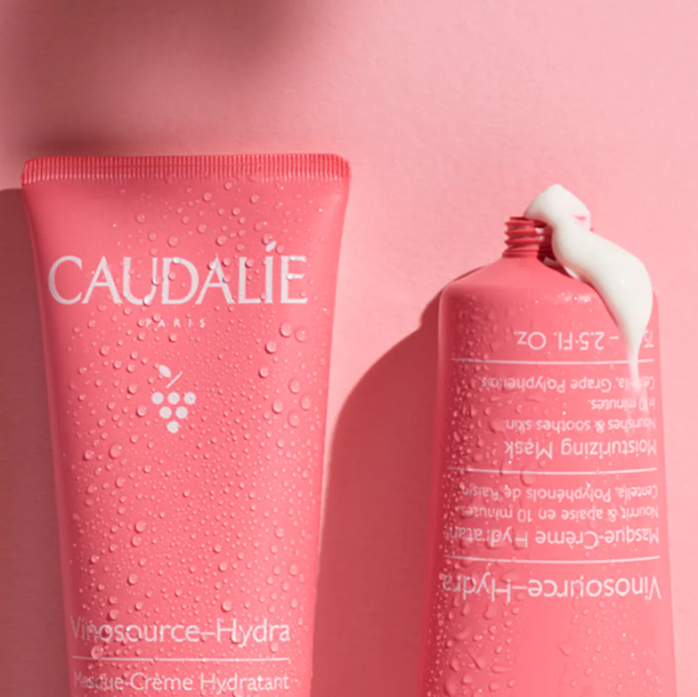 CAULADIE Mascarilla-Crema Hidratante Vinosource-Hydra  ipo de piel : Todo tipo de pieles Necesita : Hidratación & Pieles sensibles Ingredientes clave : Agua de uva bio, Polifenoles, Centella asiática bio Textura : Mascarilla Use : dos veces a la semana ¿Qué es? La Mascarilla-Crema Hidratante ofrece un auténtico baño de hidratación a tu piel. Nutre intensamente y calma las pieles secas, incluso las más sensibles. Después de la aplicación, la piel está más suave, más flexible y protegida contra la deshidratación de manera duradera.