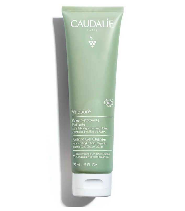 CAULADIE Gelatina Limpiadora Purificante Vinopure Tipo de piel : Pieles con tendencia acneica Necesita : Imperfecciones, poros dilatados, puntos negros, piel grasa Ingredientes clave : Ácido Salicílico Natural, Agua de uva bio, 6 aceites esenciales purificantes Textura : Gelatina Use : Mañana y tarde, todos los días ¿Qué es? La Gelatina Vinopure es la primera etapa esencial de tu ritual anti-imperfecciones. Limpia, minimiza los poros y disminuye el exceso de sebo sin resecar la piel. La piel queda limpia, fresca y luminosa.