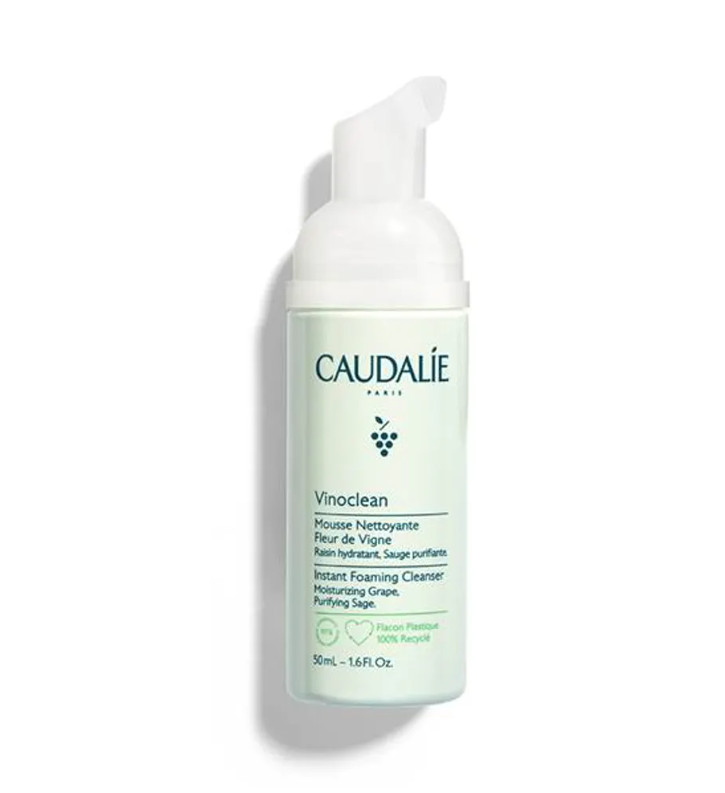 CAULADIE Espuma Limpiadora Vinoclean Tipo de piel : Todo tipo de pieles Necesita : Desmaquillado & Limpieza Ingredientes clave : Salvia, Camomila, Uvas Textura : Espuma Use : Día y noche ¿Qué es? Producto emblemático de la línea Vinoclean, la Espuma Limpiadora es una loción cristalina que se transforma en una espuma generosa y ligera para ofrecer a la piel confort y suavidad.