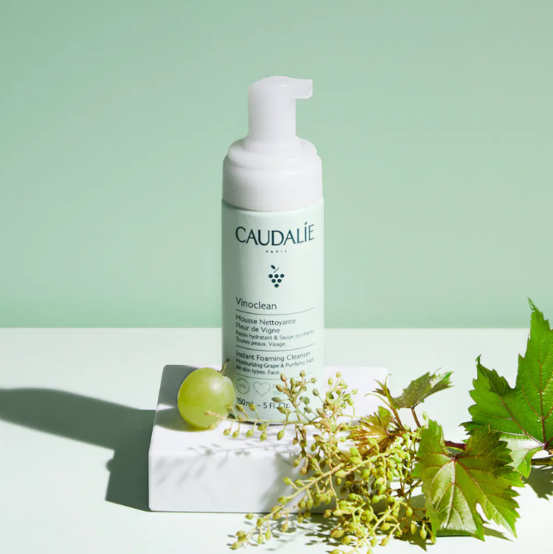 CAULADIE Espuma Limpiadora Vinoclean  Tipo de piel : Todo tipo de pieles Necesita : Desmaquillado & Limpieza Ingredientes clave : Salvia, Camomila, Uvas Textura : Espuma Use : Día y noche ¿Qué es? Producto emblemático de la línea Vinoclean, la Espuma Limpiadora es una loción cristalina que se transforma en una espuma generosa y ligera para ofrecer a la piel confort y suavidad.