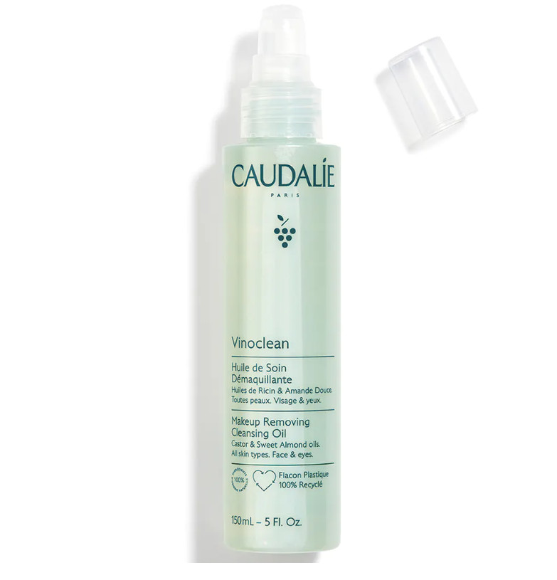 CAULADIE Aceite Tratante Desmaquillante Vinoclean Tipo de piel : Todo tipo de pieles Necesita : Desmaquillado & Limpieza Ingredientes clave : Aceite de pepitas de uva, Aceite de almendra dulce, Aceite de ricino Textura : Aceite lácteo Use : Mañana y tarde, todos los días ¿Qué es? El Aceite Tratante Desmaquillante es una mezcla de aceites vegetales nutritivos de origen 100% natural. Eficaz con todo tipo de maquillajes, incluso waterproof, su fórmula clean y vegana desmaquilla el rostro, los ojos y los labios con suavidad.