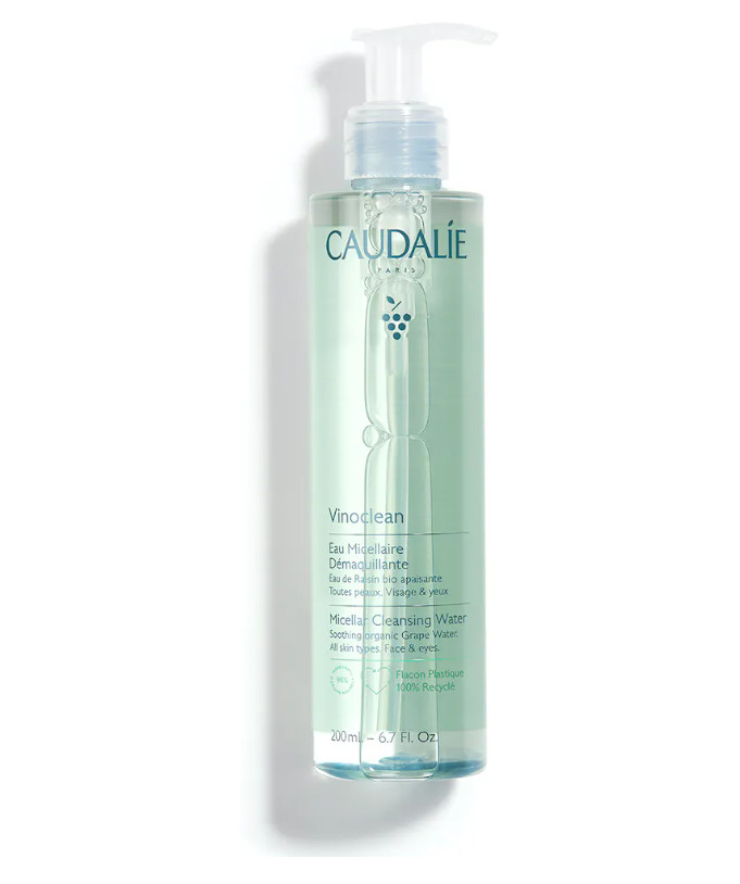 CAULADIE Agua Micelar Desmaquillante Vinoclean Tipo de piel : Todo tipo de pieles Necesita : Desmaquillado & Limpieza Ingredientes clave : Camomila, Agua de uva bio Textura : Agua Use : Mañana y noche, utilizando un algodón ¿Qué es? El Agua Micelar Desmaquillante limpia y desmaquilla el rostro y los ojos en un solo gesto, respetando el equilibrio natural de la piel. Formulada con agua de uva bio, hidrata y calma la piel, dejándola nítida, suave y confortable.