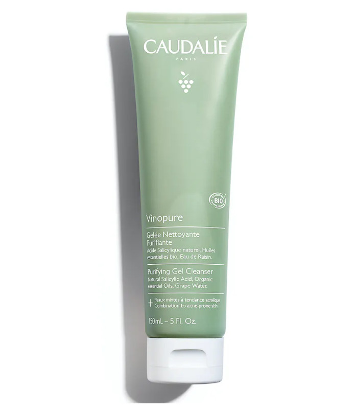 CAULADIE Gelatina Limpiadora Purificante Vinopure Tipo de piel : Pieles con tendencia acneica Necesita : Imperfecciones, poros dilatados, puntos negros, piel grasa Ingredientes clave : Ácido Salicílico Natural, Agua de uva bio, 6 aceites esenciales purificantes Textura : Gelatina Use : Mañana y tarde, todos los días ¿Qué es? La Gelatina Vinopure es la primera etapa esencial de tu ritual anti-imperfecciones. Limpia, minimiza los poros y disminuye el exceso de sebo sin resecar la piel. La piel queda limpia, fresca y luminosa.