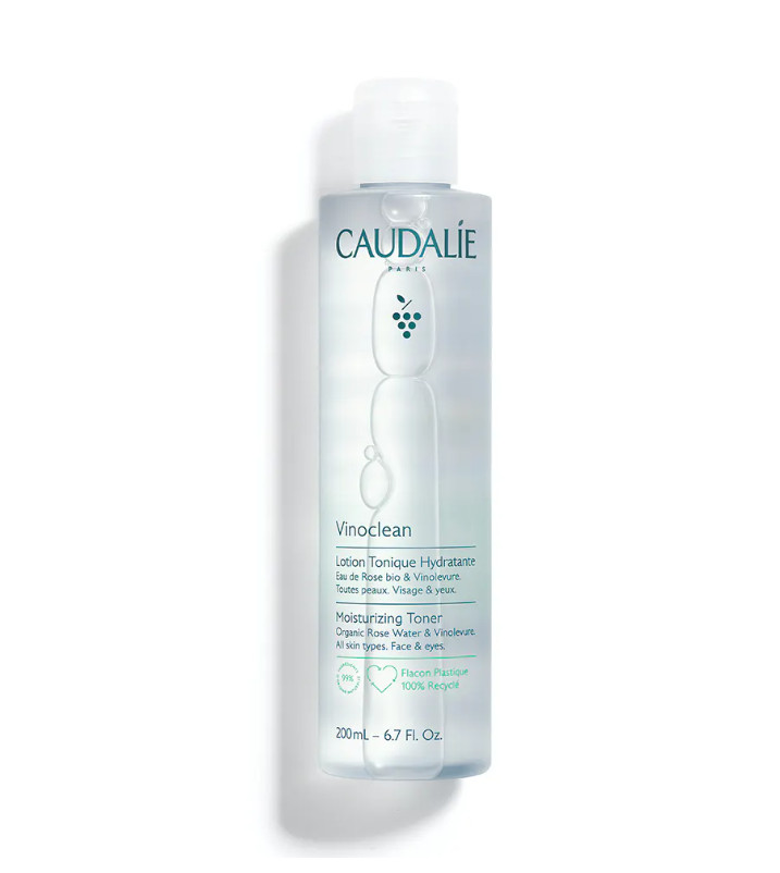 CAULADIE Loción Tónica Hidratante Vinoclean Tipo de piel : Todo tipo de pieles Necesita : Desmaquillado & Limpieza Ingredientes clave : Hidrolato de Rosa Biológica, Vinolevure Textura : Agua Use : Mañana y noche, utilizando un algodón ¿Qué es? Etapa indispensable para un desmaquillado perfecto, la Loción Tónica Hidratante elimina las últimas impurezas y restos de maquillaje, a la vez que tonifica la piel. La Vinolevure calmante e hidratante asociada al agua de rosa bio matificante dejan la piel fresca, nítida, confortable y preparada para beneficiarse al máximo de los tratamientos.