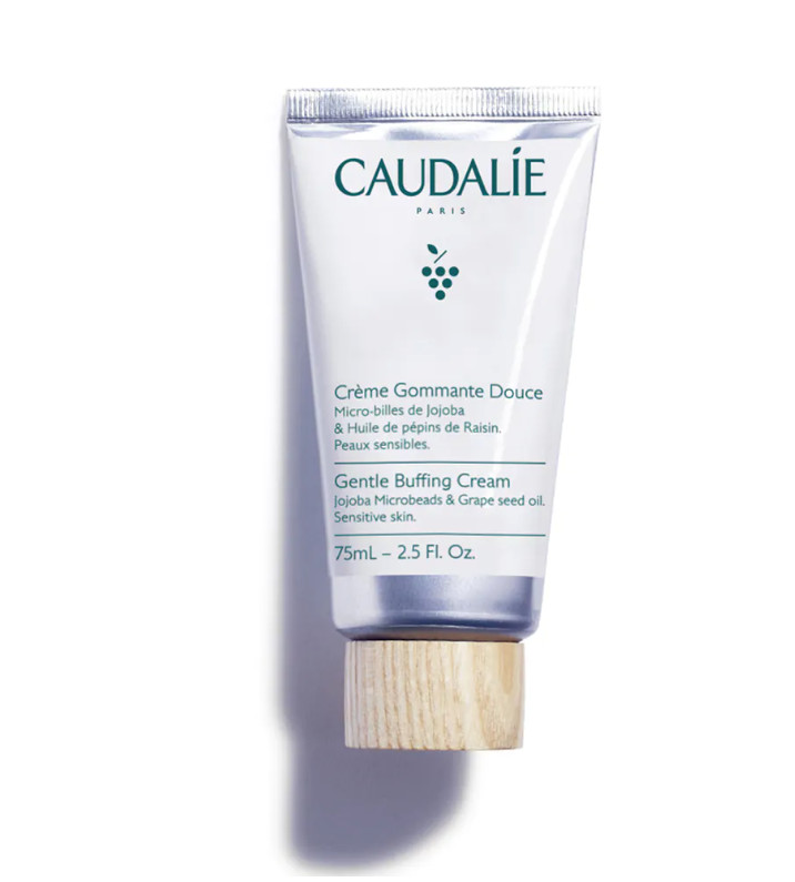 CAULADIE Crema Exfoliante Suave Vinoclean Tipo de piel : Todo tipo de pieles Necesita : Exfoliante Ingredientes clave : Aceite de pepitas de uva, Miel, Microgránulos de jojoba Textura : Exfoliante con gránulos Use : dos veces a la semana ¿Qué es? Adecuada para las pieles sensibles, la Crema Exfoliante Suave elimina las células muertas, limpia y purifica el rostro con suavidad gracias a los microgránulos de jojoba asociados al aceite de pepitas de uva nutritivo. En un instante, tu piel está nítida, suave y luminosa.