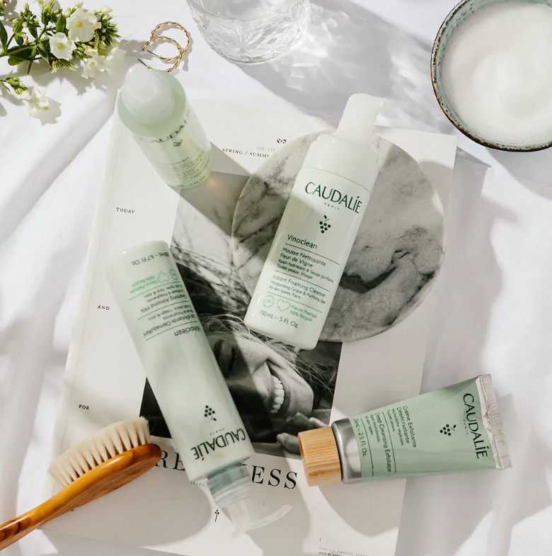 CAULADIE DÚO MIXOLOGÍA MERENGUE DE ALMENDRAS  DESCRIPCIÓN  MIXOLOGIE by CAUDALIE  ¿Quieres ahorrar tiempo? Gracias a la Mixología, inspirada en los Tratamientos Spa Caudalie, adopta el gesto 2-en-1 y enriquece tu ritual de desmaquillado para convertirlo en un auténtico momento de placer.  Mezcla la Espuma Limpiadora con la Leche de Almendras Desmaquillante para limpiar y desmaquillar en un solo gesto.  Su textura de "Espuma de Leche de Almendras" ofrece a tu piel un desmaquillado untuoso y delicioso.  Este dúo contiene:  Espuma Limpiadora Esta espuma untuosa y ligera limpia y purifica con suavidad todo tipo de pieles.  Leche de Almendras Desmaquillante Esta leche aterciopelada limpia y desmaquilla, dejando la piel nutrida y calmada.