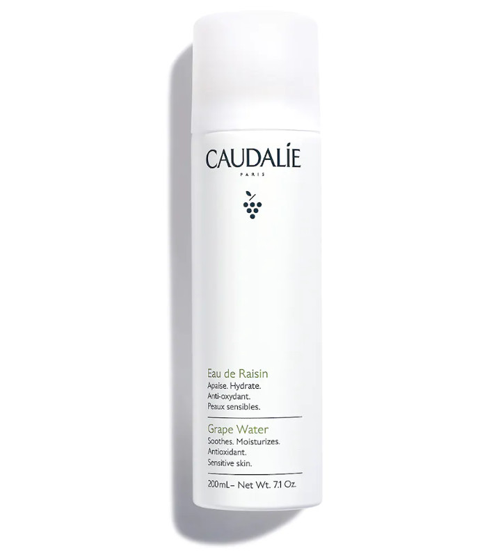 CAULADIE Agua de uva Tipo de piel : Todo tipo de pieles Necesita : Hidratante Ingredientes clave : Agua de uva bio Textura : Bruma Use : Día y noche ¿Qué es? Formulada para las pieles más sensibles, el Agua de Uva calma e hidrata intensamente. Antioxidante y prebiótica, lucha contra los radicales libres responsables del envejecimiento cutáneo, refuerza y reequilibra la microbiota cutánea para que la piel esté visiblemente más sana.