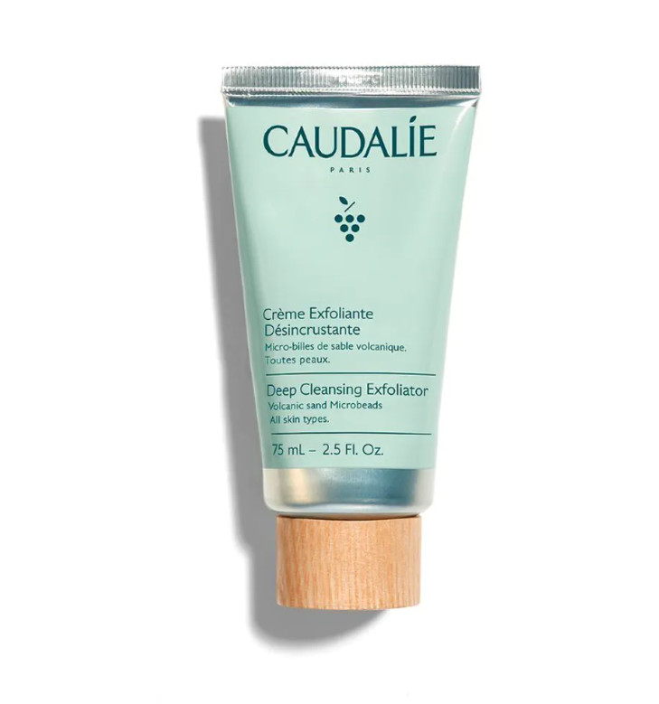 CAULADIE Crema Exfoliante Desincrustante Vinoclean Tipo de piel : Todo tipo de pieles Necesita : Desmaquillado & Limpieza Ingredientes clave : Agua de uva bio, Mentol bio, Volcanic sand microbeads Textura : Crema exfoliante Use : 1 o 2 veces por semana ¿Qué es? La Crema Exfoliante Desincrustante purifica y afina la textura de la piel sin resecarla gracias a sus microgránulos de arena volcánica asociados al agua de uva hidratante y calmante. En un instante, tu cutis recupera su frescura y su luminosidad. Su fragancia chispeante con notas de pomelo, menta y naranja dulce, te proporcionará una auténtica sensación de bienestar.