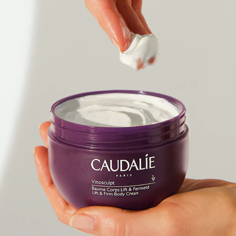 CAULADIE Programa Firmeza Vinosculpt  Tipo de piel : Cuerpo Ingredientes clave : Aceite de pepitas de uva, Miel, Manteca de karité ecológica, Polifenoles, Extracto de iris , 6 aceites esenciales purificantes Use : Día y noche ¿Qué es? Este pack Vinosculpt contiene un Exfoliante Crushed Cabernet, un Bálsamo Corporal Lifting & Firmeza, un Concentrado Esbeltez y, de regalo: ¡Dos cajas de Tisanas Bio Drenantes!  Inspirado en tratamientos profesionales de nuestro Spa Vinothérapie, el Programa Firmeza actúa eficazmente para afinar tu silueta y reafirmar visiblemente tu piel.  - El Exfoliante Crushed Cabernet Vinosculpt elimina con suavidad las células muertas, reduce las irregularidades de la piel y la nutre, produciendo un efecto "piel nueva" inmediato. - El Bálsamo Corporal Lifting & Firmeza Vinosculpt trata las 4 zonas clave de tu cuerpo: brazos, busto, vientre y glúteos, para que tengas una piel más firme al cabo del primer mes de utilización*. La piel está como estirada, más tonificada y visiblemente más firme. - El Concentrado Esbeltez Vinosculpt es un aceite corporal remodelador que tonifica y alisa el abdomen, los muslos, las caderas y los glúteos para afinar y embellecer la silueta. Activa el drenaje, ayuda a eliminar el agua y las toxinas y a reducir el aspecto de piel de naranja de la celulitis. - Las Tisanas Drenantes Biológicas son una exquisita mezcla drenante y relajante de cinco plantas biológicas: vid roja, corteza de naranja, arándano, grosella negra y canela. Creadas en exclusiva para la sala de té del Spa Vinothérapie™, ayudan a drenar las toxinas y a combatir la retención de agua para afinar la silueta.