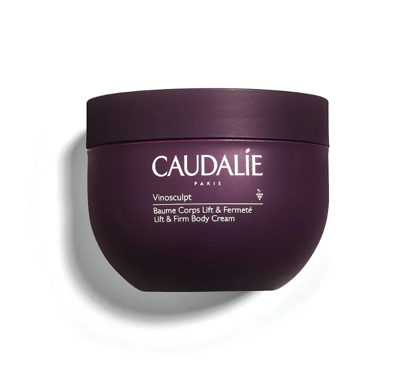CAULADIE Bálsamo corporal lifting & firmeza Vinosculpt Vinosculpt Tipo de piel : Cuerpo Necesita : Esbeltez Ingredientes clave : Aceite de pepitas de uva, Manteca de karité ecológica, Polifenoles, Extracto de iris  Textura : Bálsamo Use : Mañana y tarde, todos los días ¿Qué es? El Bálsamo Corporal Lifting & Firmeza Vinosculpt trata las 4 zonas clave de tu cuerpo: brazos, busto, vientre y glúteos, para que tengas una piel más firme al cabo del primer mes de utilización. La piel está como estirada, más tonificada y visiblemente más firme.