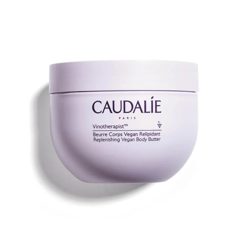 CAULADIE Manteca Corporal Vegana Relipidante Vinotherapist™ Tipo de piel : Pieles secas o muy secas Necesita : Pieles secas o muy secas Ingredientes clave : Aceite de pepitas de uva, Manteca de karité ecológica, Aceite de dátiles del desierto Textura : Bálsamo Use : Mañana y tarde, todos los días ¿Qué es? La Manteca Corporal Vegana Relipidante Vinotherapist™, antipicor y 100 % confort, nutre intensamente durante 24 horas y repara las pieles secas con tendencia atópica para un confort cutáneo duradero. Su textura rica y sedosa, enriquecida con lípidos vegetales, alivia la sensación de picor y tirantez para aportar suavidad y flexibilidad a las pieles más sensibles.