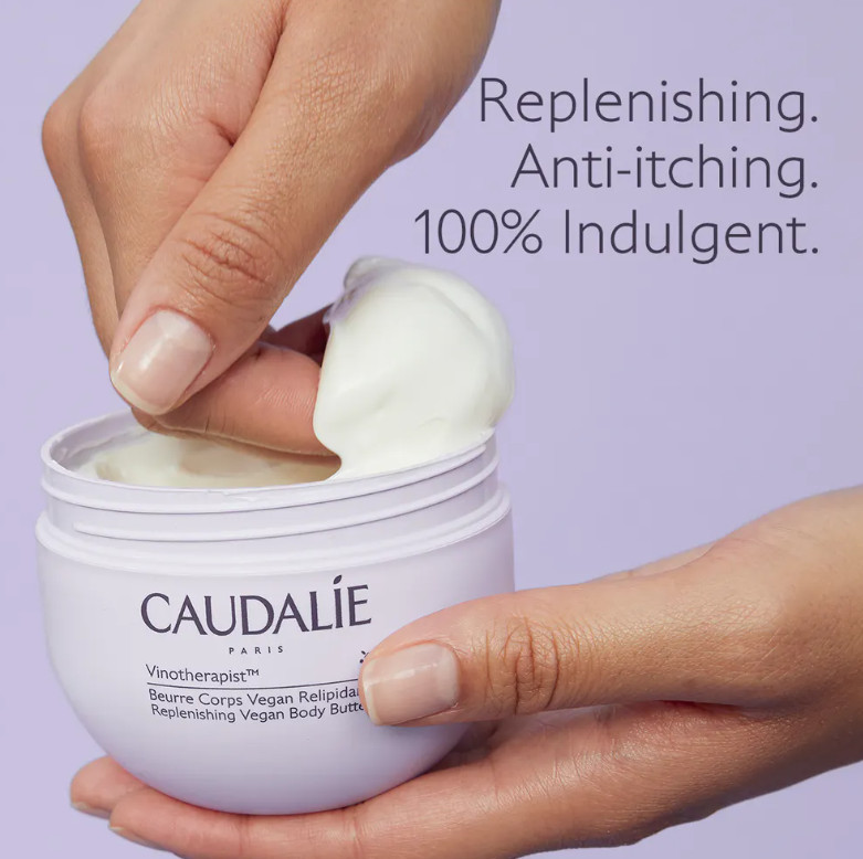 CAULADIE Manteca Corporal Vegana Relipidante Vinotherapist™  Tipo de piel : Pieles secas o muy secas Necesita : Pieles secas o muy secas Ingredientes clave : Aceite de pepitas de uva, Manteca de karité ecológica, Aceite de dátiles del desierto Textura : Bálsamo Use : Mañana y tarde, todos los días ¿Qué es? La Manteca Corporal Vegana Relipidante Vinotherapist™, antipicor y 100 % confort, nutre intensamente durante 24 horas y repara las pieles secas con tendencia atópica para un confort cutáneo duradero. Su textura rica y sedosa, enriquecida con lípidos vegetales, alivia la sensación de picor y tirantez para aportar suavidad y flexibilidad a las pieles más sensibles.