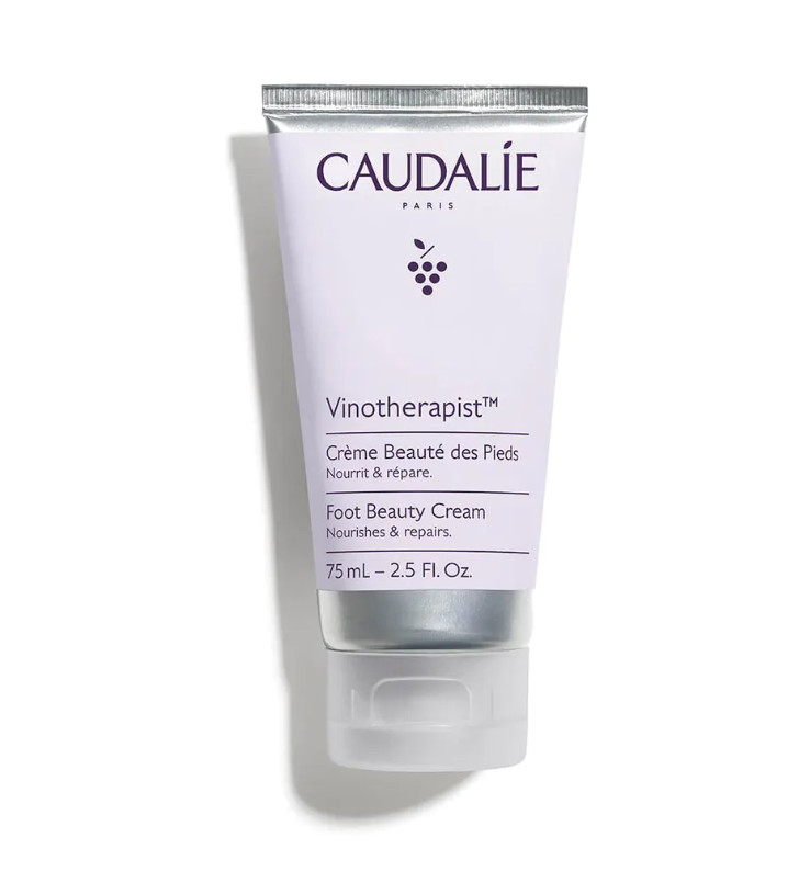 CAULADIE Crema Belleza de los Pies Vinotherapist™ Tipo de piel : Pieles secas o muy secas Necesita : Pieles secas o muy secas Ingredientes clave : Aceite de pepitas de uva, Manteca de karité ecológica, Extracto de vid roja Textura : Crema rica Use : Mañana y tarde, todos los días ¿Qué es? La Crema de Pies Vinotherapist™ nutre y repara los pies secos e incluso agrietados. Reduce la sensación de tirantez y las asperezas para conseguir una piel más suave y flexible.