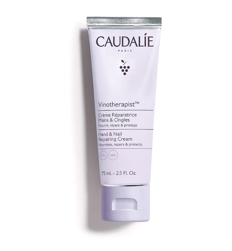 CAULADIE Crema Reparadora para Manos y Uñas Vinotherapist™ Tipo de piel : Piel seca Necesita : Pieles secas o muy secas Ingredientes clave : Aceite de pepitas de uva, Manteca de karité ecológica, Polifenoles Textura : Crema Use : Tan a menudo como sea necesario ¿Qué es? La Crema Reparadora de Manos y Uñas Vinotherapist™ nutre y repara las manos secas sin efecto graso, a la vez que las protege de la deshidratación y de las agresiones externas. Alivia la sensación de tirantez, suaviza la piel y fortalece las uñas y las cutículas.