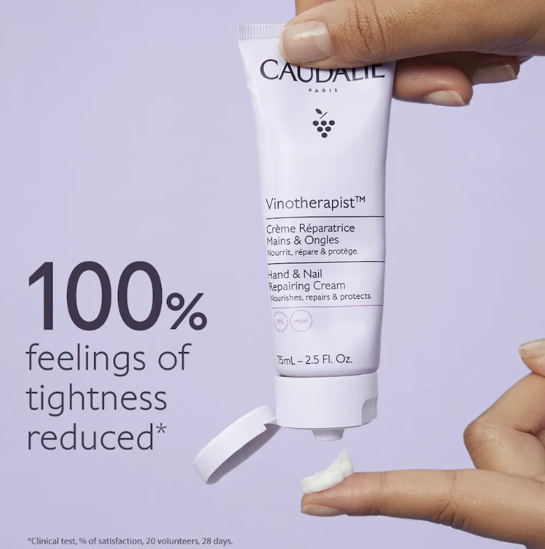 CAULADIE Crema Reparadora para Manos y Uñas Vinotherapist™  Tipo de piel : Piel seca Necesita : Pieles secas o muy secas Ingredientes clave : Aceite de pepitas de uva, Manteca de karité ecológica, Polifenoles Textura : Crema Use : Tan a menudo como sea necesario ¿Qué es? La Crema Reparadora de Manos y Uñas Vinotherapist™ nutre y repara las manos secas sin efecto graso, a la vez que las protege de la deshidratación y de las agresiones externas. Alivia la sensación de tirantez, suaviza la piel y fortalece las uñas y las cutículas.