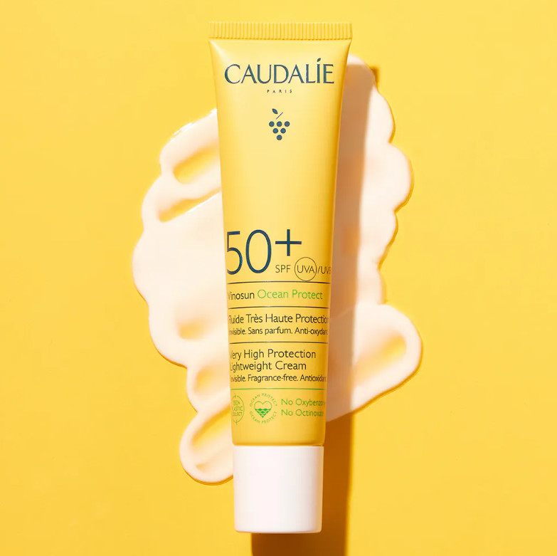 CAULADIE Fluido de Muy Alta Protección SPF50+ Vinosun Protect  Tipo de piel : Todo tipo de pieles Necesita : Protector solar Ingredientes clave : Pícea, Polifenoles, Vitamina E Textura : Fluido Use : Por la mañana, a diario ¿Qué es? Caudalie presenta el primer producto de su revolución solar. Nuestro Fluido de Muy Alta Protección SPF50+ Vinosun Protect protege eficazmente el rostro y el cuello de los rayos UVA/UVB al tiempo que ofrece una acción antioxidante para las pieles más sensibles. Gracias a su textura invisible, ultraligera y sin perfume, protegerá tu piel de manera "clean" e invisible todos los días.