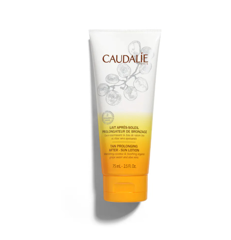 CAULADIE LOCIÓN AFTER-SUN PROLONGADORA DEL BRONCEADO DESCRIPCIÓN Enriquecida con aceite de coco nutritivo, agua de uva calmante y extracto de aloe vera hidratante, la Loción After-Sun Prolongadora del Bronceado repara y calma la piel del rostro y del cuerpo después de cada exposición al sol. El bronceado es más luminoso y duradero. Su textura aterciopelada no pegajosa penetra fácilmente y proporciona una sensación inmediata de frescor y suavidad. Su fragancia cálida con notas de agua de coco y de monoi deja la piel delicadamente perfumada. Beneficios: Repara y calma la piel Hidrata y nutre Prolonga el bronceado de manera duradera Perfuma delicadamente