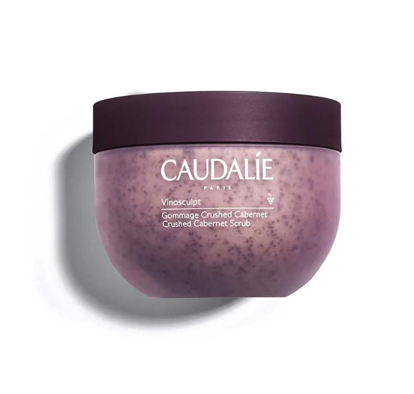 CAULADIE Exfoliante Crushed Cabernet Vinosculpt Tipo de piel : Cuerpo Necesita : Esbeltez Ingredientes clave : Aceite de pepitas de uva, Miel Textura : Exfoliante con gránulos Use : dos veces a la semana ¿Qué es? Tratamiento emblemático del Spa Vinothérapie™, el Exfoliante Crushed Cabernet Vinosculpt elimina con suavidad las células muertas, reduce las irregularidades de la piel y la nutre, produciendo un efecto "piel nueva" inmediato. La piel queda lisa, suave, preparada para recibir los demás tratamientos del Programa Firmeza.
