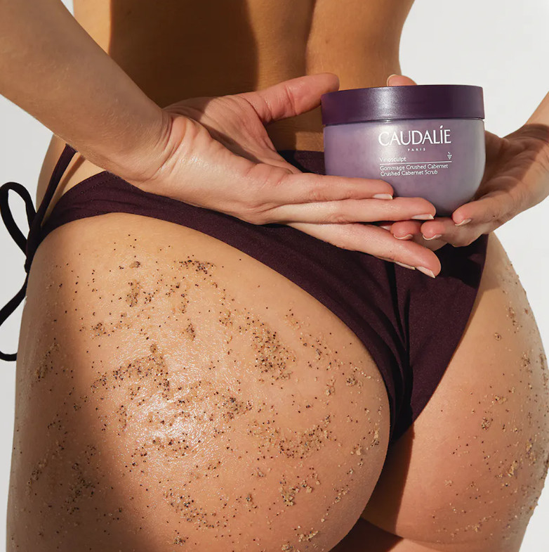 CAULADIE Exfoliante Crushed Cabernet Vinosculpt  Tipo de piel : Cuerpo Necesita : Esbeltez Ingredientes clave : Aceite de pepitas de uva, Miel Textura : Exfoliante con gránulos Use : dos veces a la semana ¿Qué es? Tratamiento emblemático del Spa Vinothérapie™, el Exfoliante Crushed Cabernet Vinosculpt elimina con suavidad las células muertas, reduce las irregularidades de la piel y la nutre, produciendo un efecto "piel nueva" inmediato. La piel queda lisa, suave, preparada para recibir los demás tratamientos del Programa Firmeza.