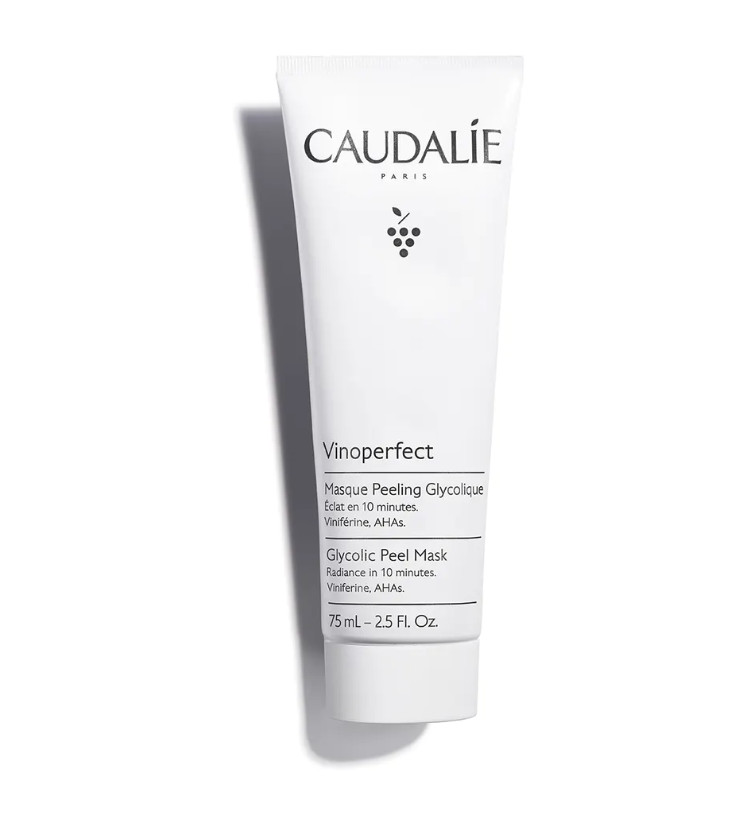 CAULADIE Mascarilla Peeling Glicólico Vinoperfect Tipo de piel : Todo tipo de pieles Necesita : Resplandor, Antimanchas Ingredientes clave : Viniferina, Ácido Glicólico, AHAs Textura : Mascarilla Use : dos veces a la semana ¿Qué es? La Mascarilla Peeling Glicólico Vinoperfect está pensada para todas las mujeres que desean lucir una piel radiante. En un solo gesto, elimina las células muertas, afina la textura de la piel y unifica el cutis para proporcionar un resplandor intenso en tan solo 10 minutos. No es adecuada para las pieles sensibles.