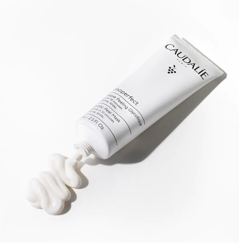 CAULADIE Mascarilla Peeling Glicólico Vinoperfect  Tipo de piel : Todo tipo de pieles Necesita : Resplandor, Antimanchas Ingredientes clave : Viniferina, Ácido Glicólico, AHAs Textura : Mascarilla Use : dos veces a la semana ¿Qué es? La Mascarilla Peeling Glicólico Vinoperfect está pensada para todas las mujeres que desean lucir una piel radiante. En un solo gesto, elimina las células muertas, afina la textura de la piel y unifica el cutis para proporcionar un resplandor intenso en tan solo 10 minutos. No es adecuada para las pieles sensibles.
